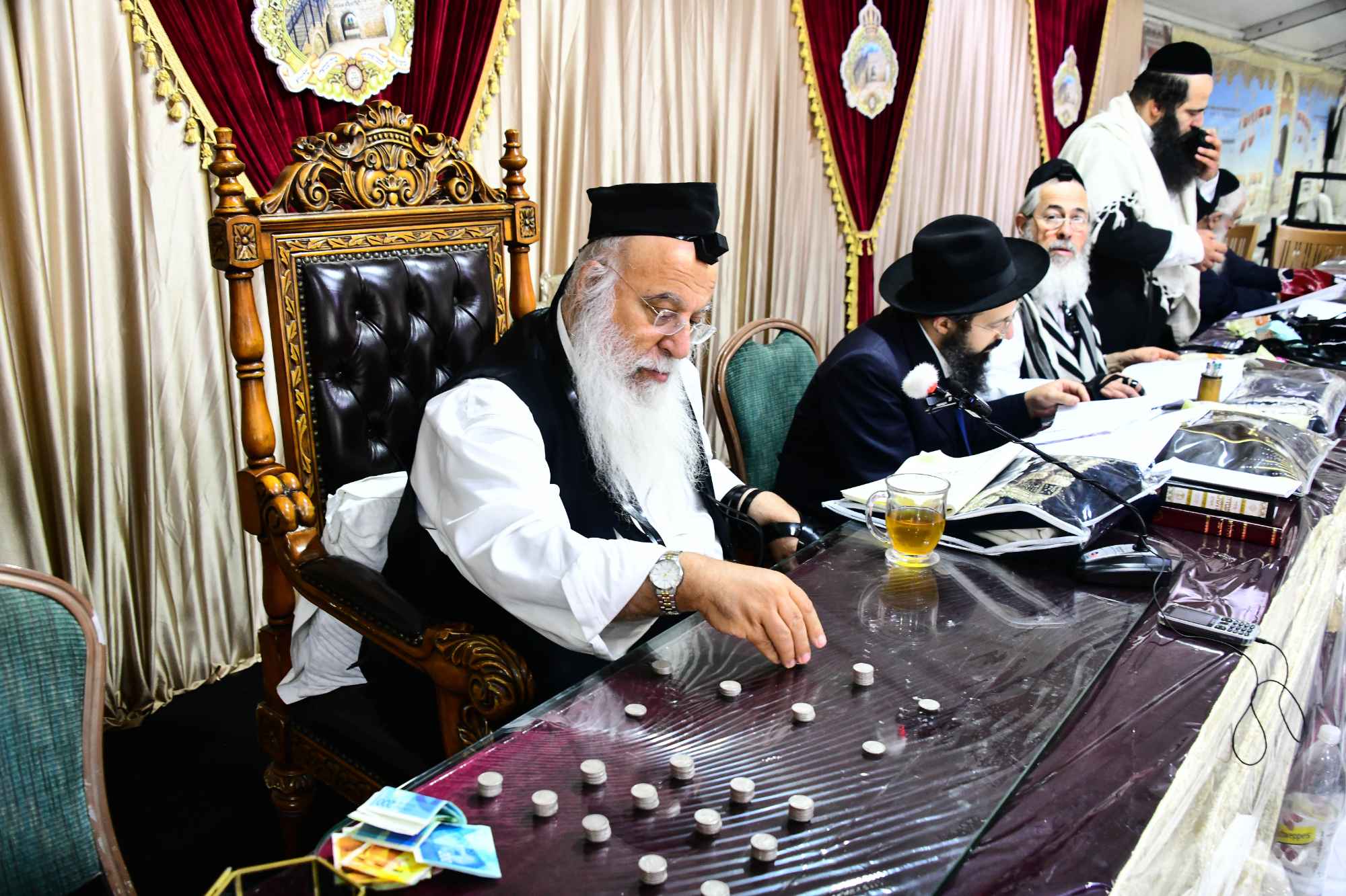 Harav Shmueli Shlit”a arranging coins for pidyon nefesh in Meron