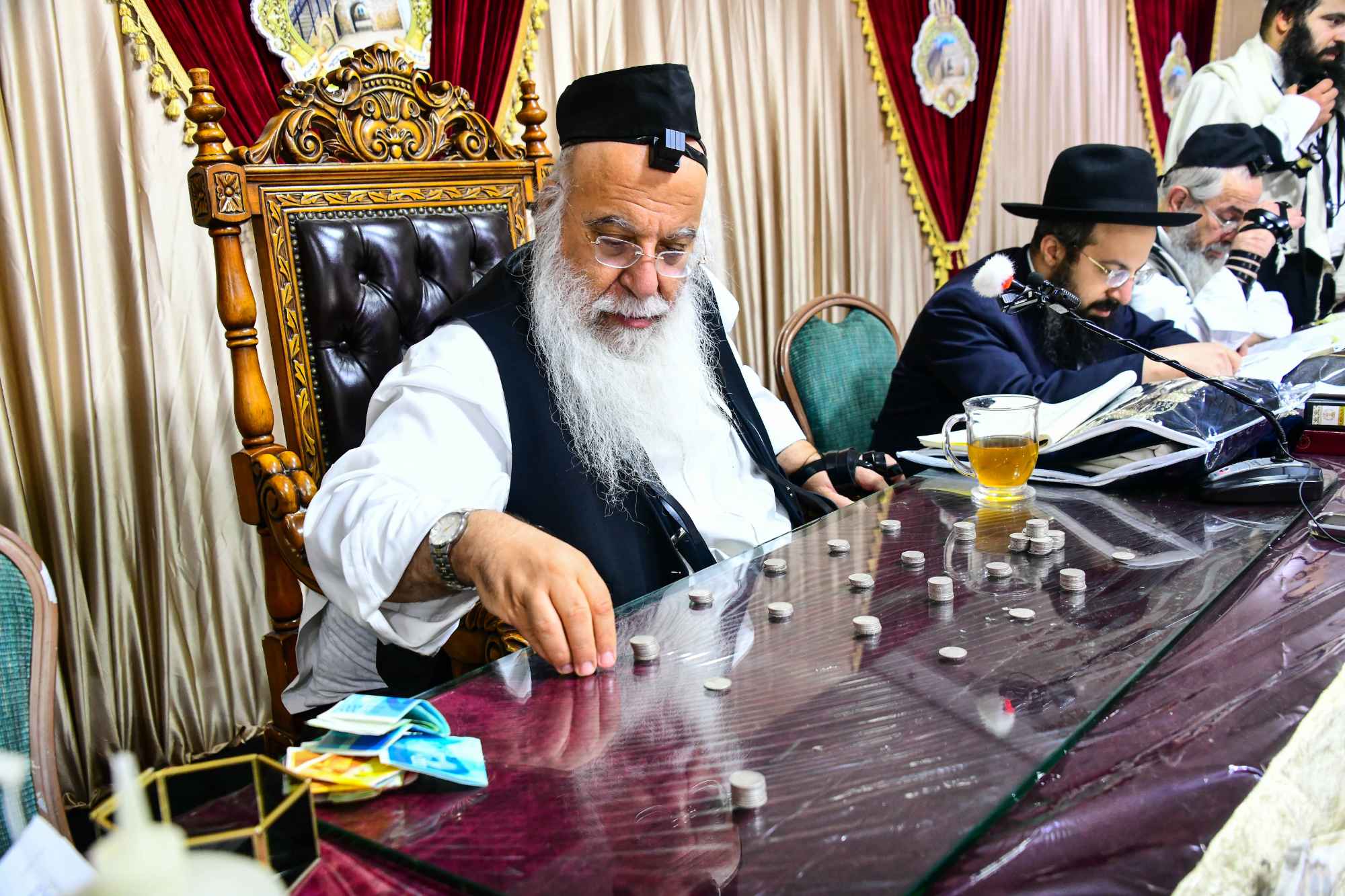 Harav Shmueli Shlit”a seated in the Tent of the Kingdom